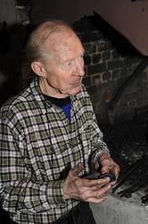 Smeden [Karl] Oddbjørn Knudsen (f. 1935), fotografert ved es