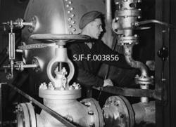 Kjell Røkaas i arbeid ved Drammenselvens Papirfabrikker.  Rø