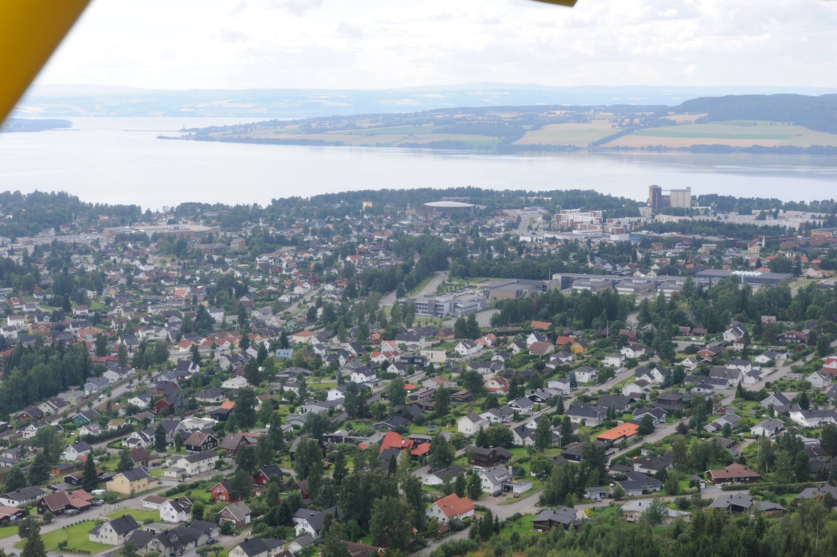 Instrumentpanel småfly. 
Flyfoto. 
Luftfoto utført i forbindelse med Vangsboka. Gårder i Vang, samt noe Hamar by fra lufta. 