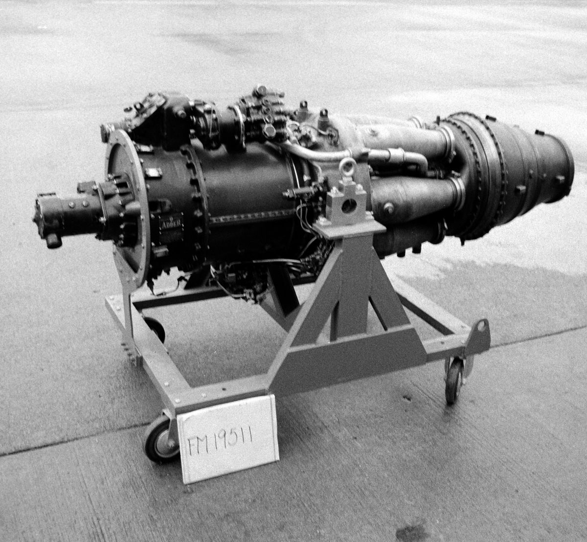 Flygmotor Armstrong Siddeley Adder A.S.A.I. Motorn placerad i vagn med hjul.Till fpl Saab 210 Lilldraken.
Tillverkare: Armstrong Siddely Motors Ltd, Coventry, England.
Motorn är en ren turbojetmotor med en 10-stegs kompressor, sju brännkammare och en tvåstegs turbin.