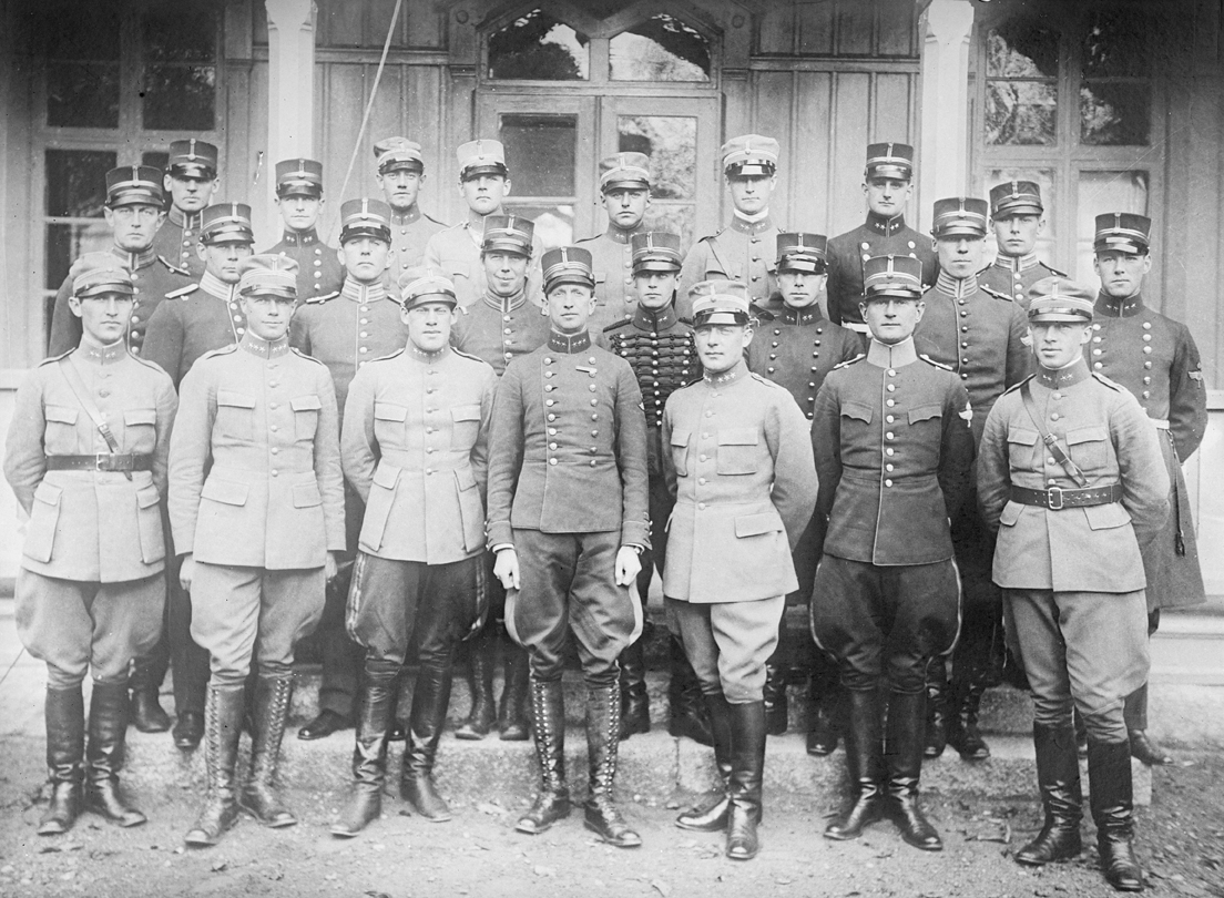 Grupporträtt. 1926 års flyg- och spanarskola på Malmen. Chefen för skolan tillsammans med officerare, flygelever. 23 män framför officersmässen.