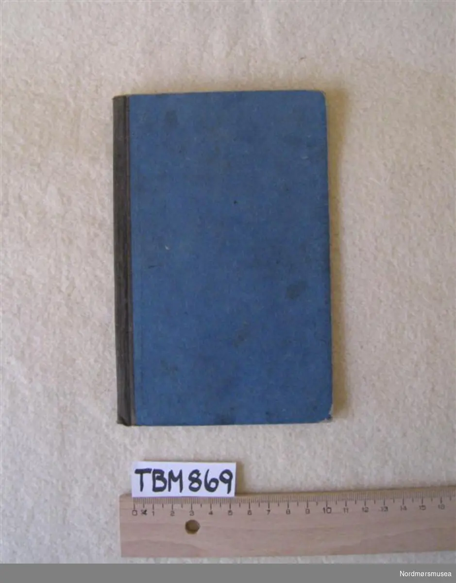 Tynn, lit bok med blå papp-perm og svart sjirtingrygg
Gotisk skrift