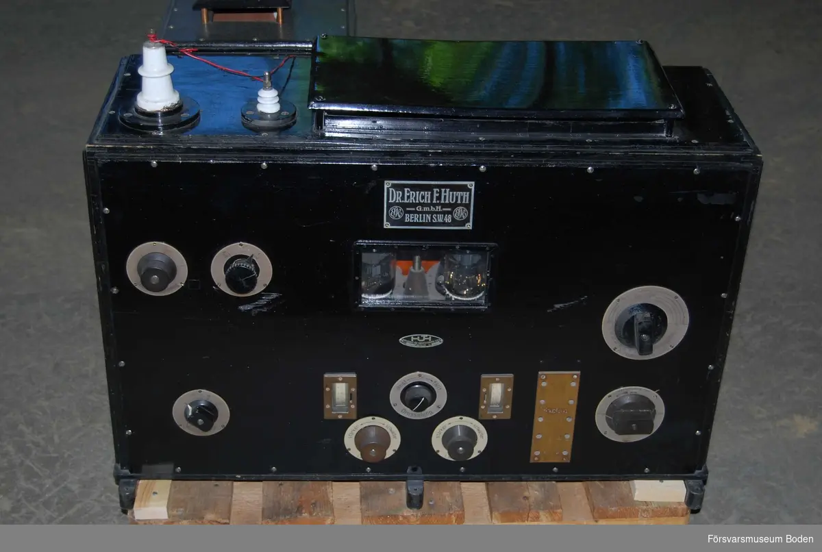 Radiosändare med 1000 Watt antenneffekt för långvåg, tre fasta våglängder 450/600/1800 meter. Kan sända telefoni (tal och musik) eller telegrafi. Avsedd att användas för kustradiotrafiken och installerades i juni 1921. Den användes även vid telegramtrafiken med Sveagruvan på Spetsbergen. De första provsändningarna med tal och musik gjordes i juli 1921 och togs emot i Luleå vid en jubileumsutställning, vilket kan anses vara rundradions debut i Sverige. Sändaren togs ur bruk i april 1925, då den ersattes av en ny Telefunkensändare. Denna kunde sända Radiotjänsts riksprogram då överföringsledningarna från Stockholm nu var klara.