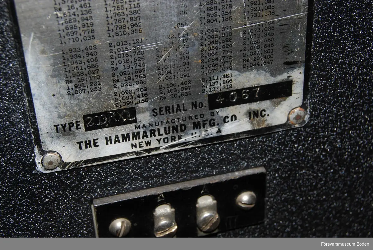 Superheterodynmottagare med HF-steg. Amerikansk tillverkning från 1940-talet. Avsedd för långvåg/mellanvåg/kortvåg. Ansluts till separat nätaggregat (se FMB.001166); sladd för detta med tillhörande kopplingsplintar är monterad på baksidan.