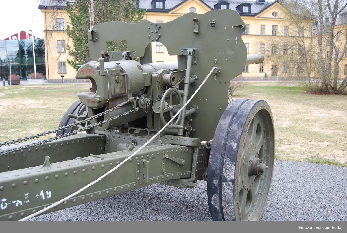 Bofors 1939, tillverkningsnummer 51. Milregnr 2019. Eldröret har dedikation till Carl von Cardell påmålad. Bakre hjulställ för transport påmonterat.