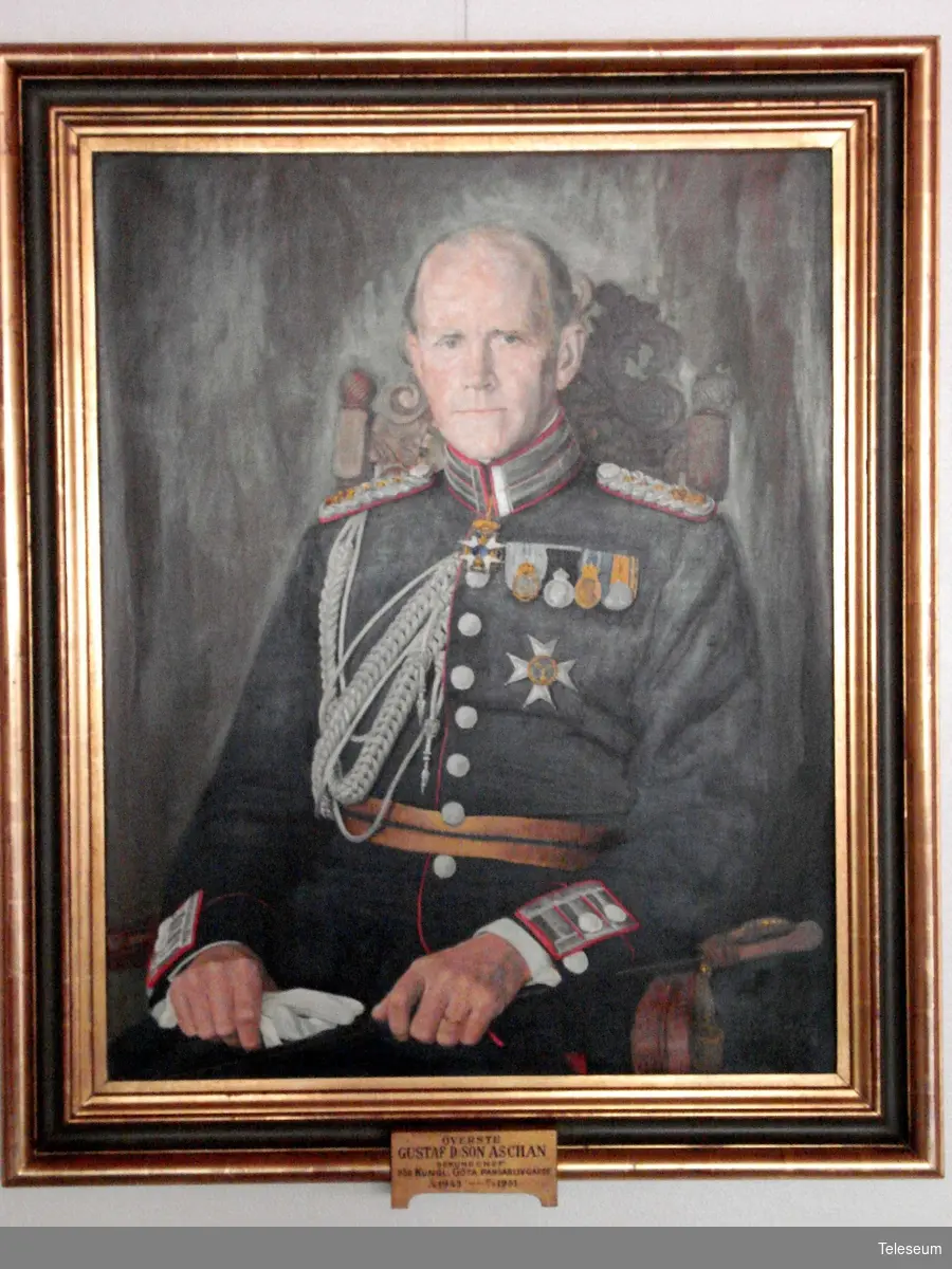 Olja på duk, mörk ram med förgyllning. Porträtt föreställande Överste Gustaf D:son Aschan, sekundchef för Kungl Göta Pansarlivgarde 1943-1951.