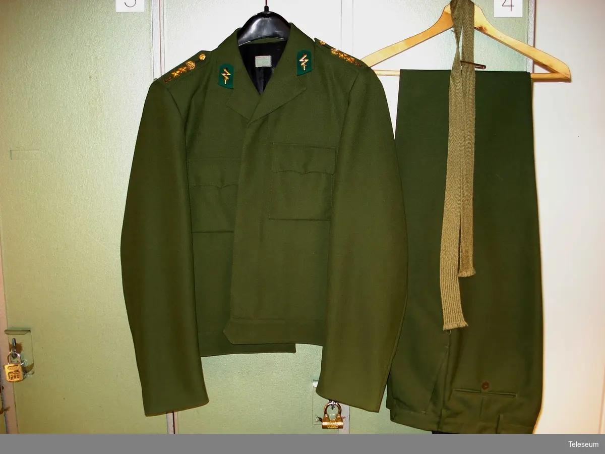 Komplett uniform bestående av jacka, byxor m/1968, stickad slips m/1968 och slipshållare.