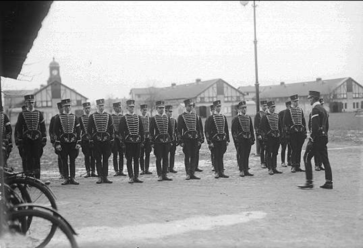 Uppställning före avmarsch till soldathemmet för högtidlighållandet av 4.dec 1931.