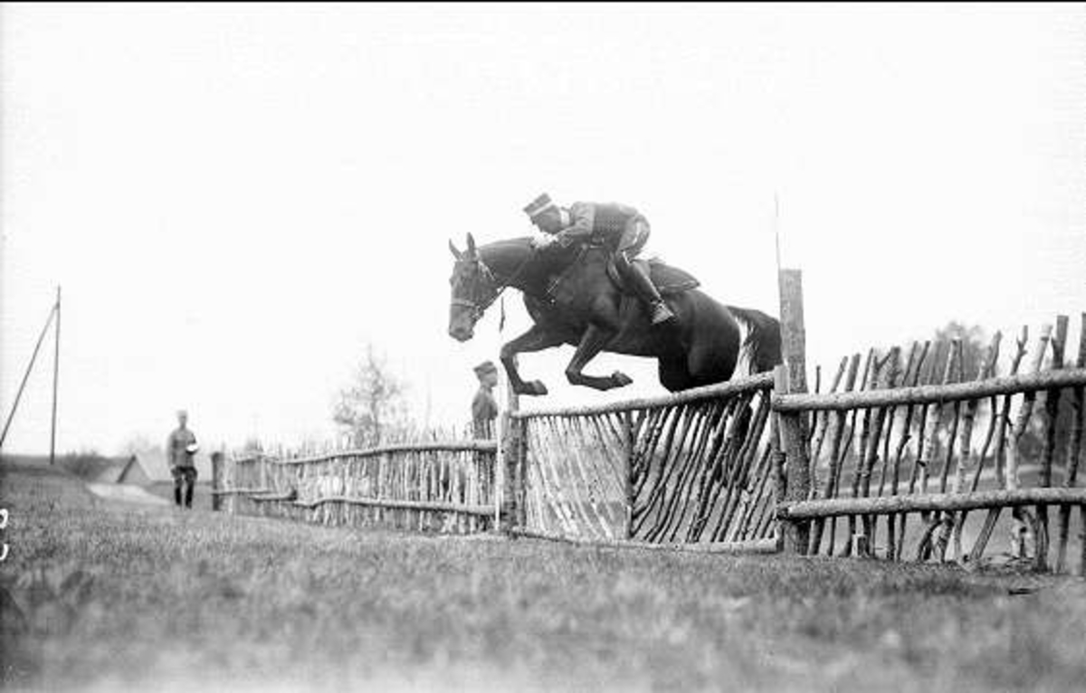 Skövde fältrittklubbs tävlingar 1934. Terränghoppning i tovatorpsterrängen.