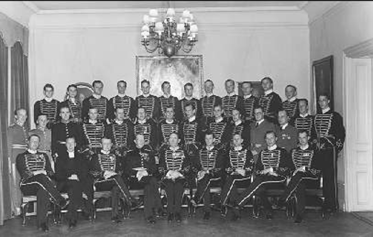 1933 - 1951. Officerskåren K3. Från vänster: Nedre raden: Ljungquist, Ekelöf, Schildt, Bergström (fältveterinär), Bergenstråhle, Littorin, Linton, von Essen, Kjellborg,  2 raden: Platerud, Wretlind, Rumstedt, Steeijfest, Lewenhaupt, Nelson, Blixen-Finecke, Sörensen, Hedenstierna, Anslund, Forsgren (Regementsläkare), Settergren(Veterinär), Ling-Vannerus, Brummen,  3 raden:  Persson, Andrén, Selander, Fornell, Hamilton, Aaby-Ericsson, Alexandersson, Rizell, Ulfsparre, Malmström, Wallberg, Westman.