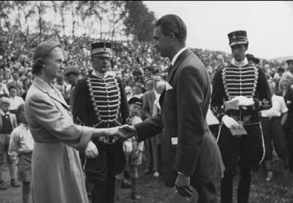 1933 - 1951. Ryttartävlingar i Skövde 1951. Prinsessan Sibylla delar ut pris till Anders Gernanth, senare känd ridsportskommentator i TV. I bakgrunden överste Bergenstråhle och löjtnant Magnus Fornell.