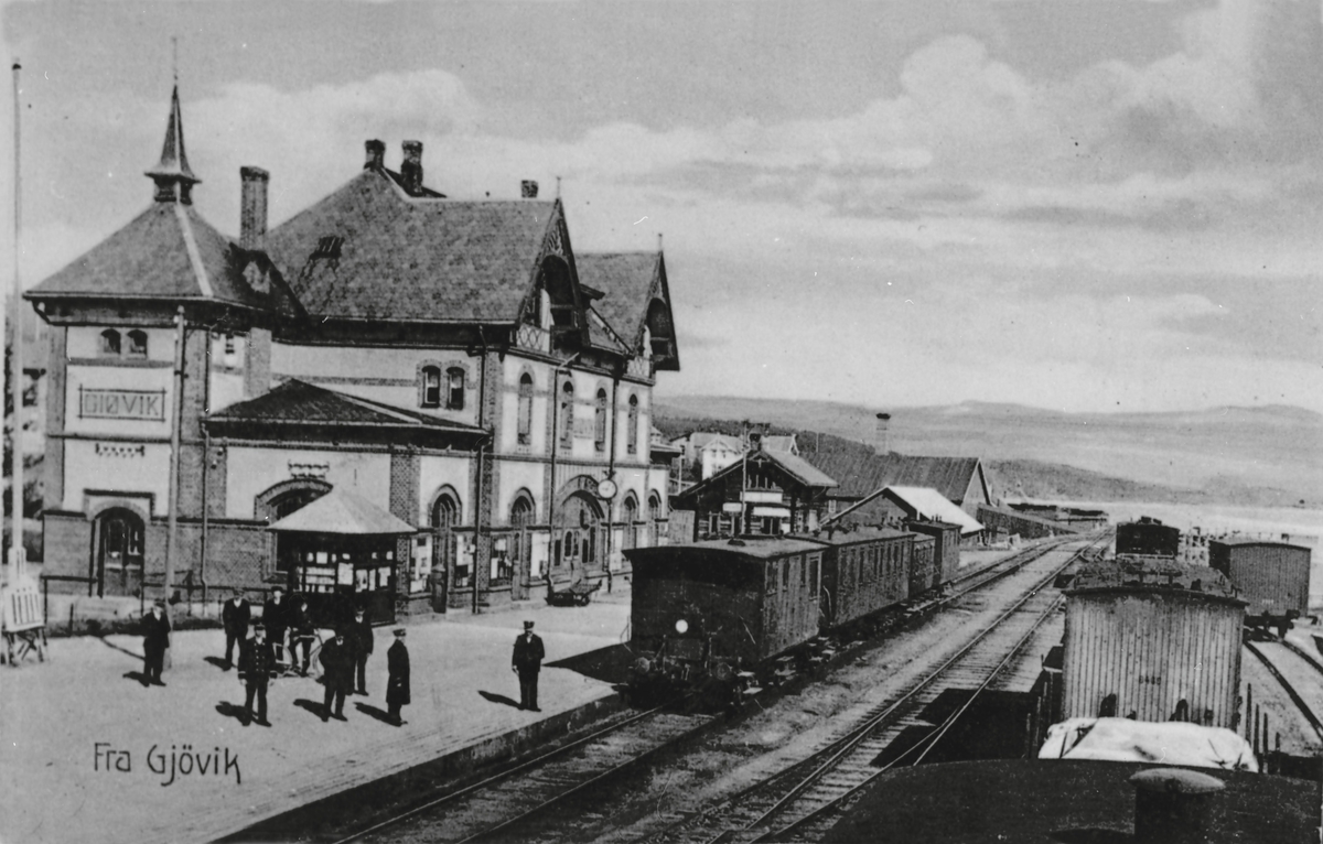 Gjøvik stasjon på postkort.