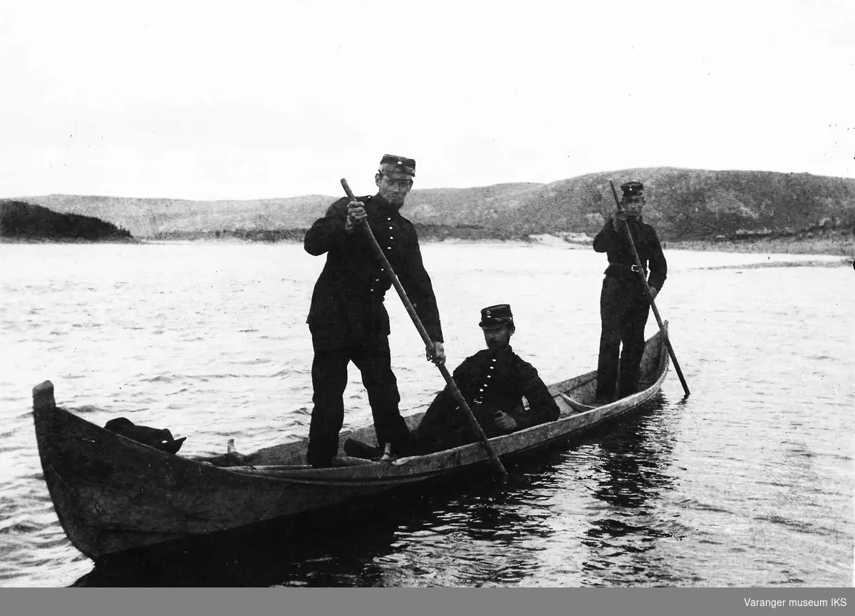 3 menn i uniform i elvebåt på Tanaelva ved Polmak 1904.