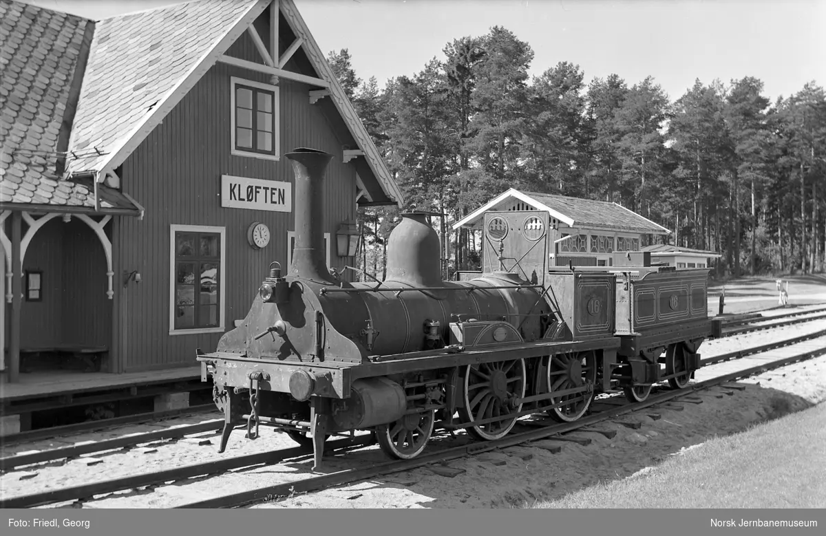 Damplokomotiv type 2a nr. 16 foran Kløften stasjon på Jernbanemuseet
