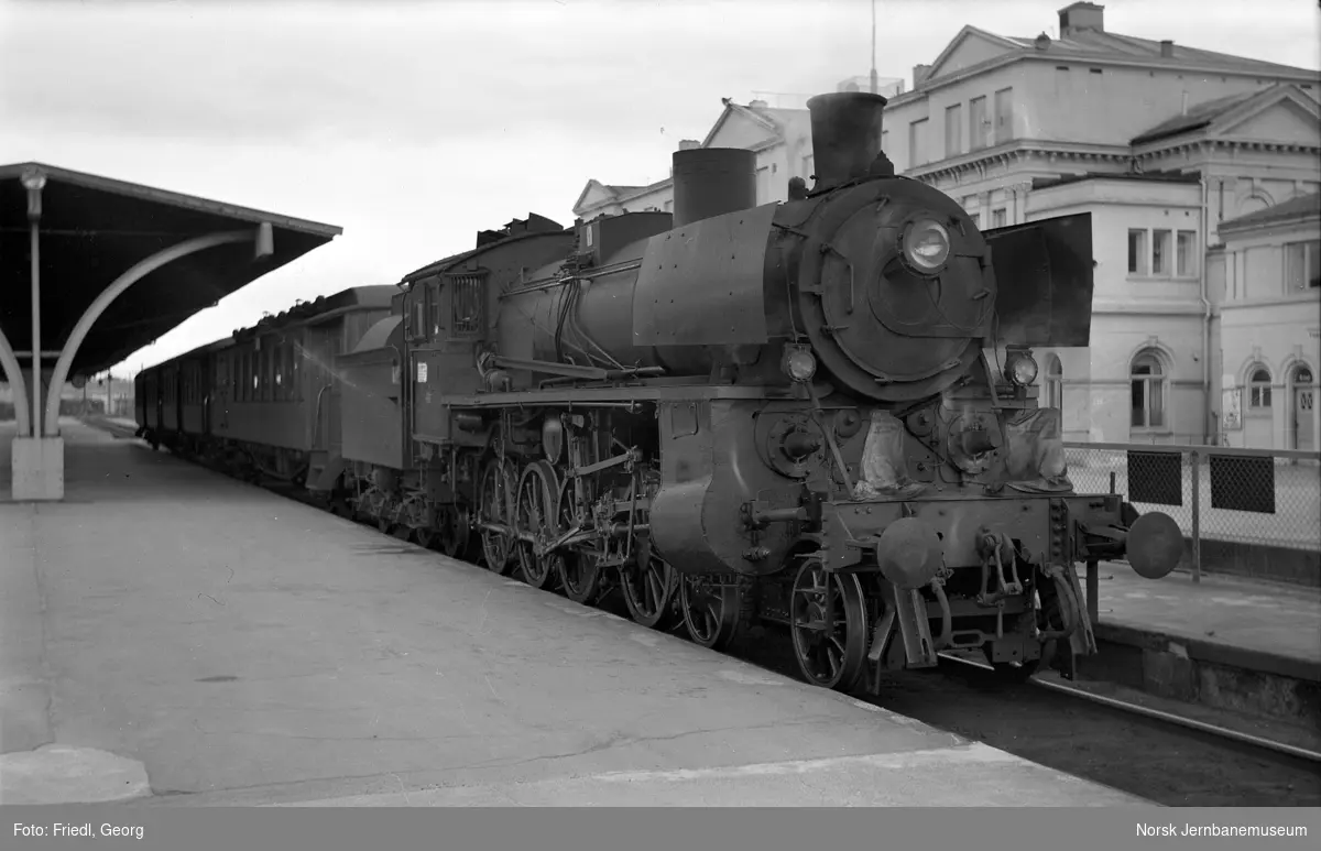 Damplokomotiv type 26c nr. 411 foran persontog til Støren på Trondheim stasjon
