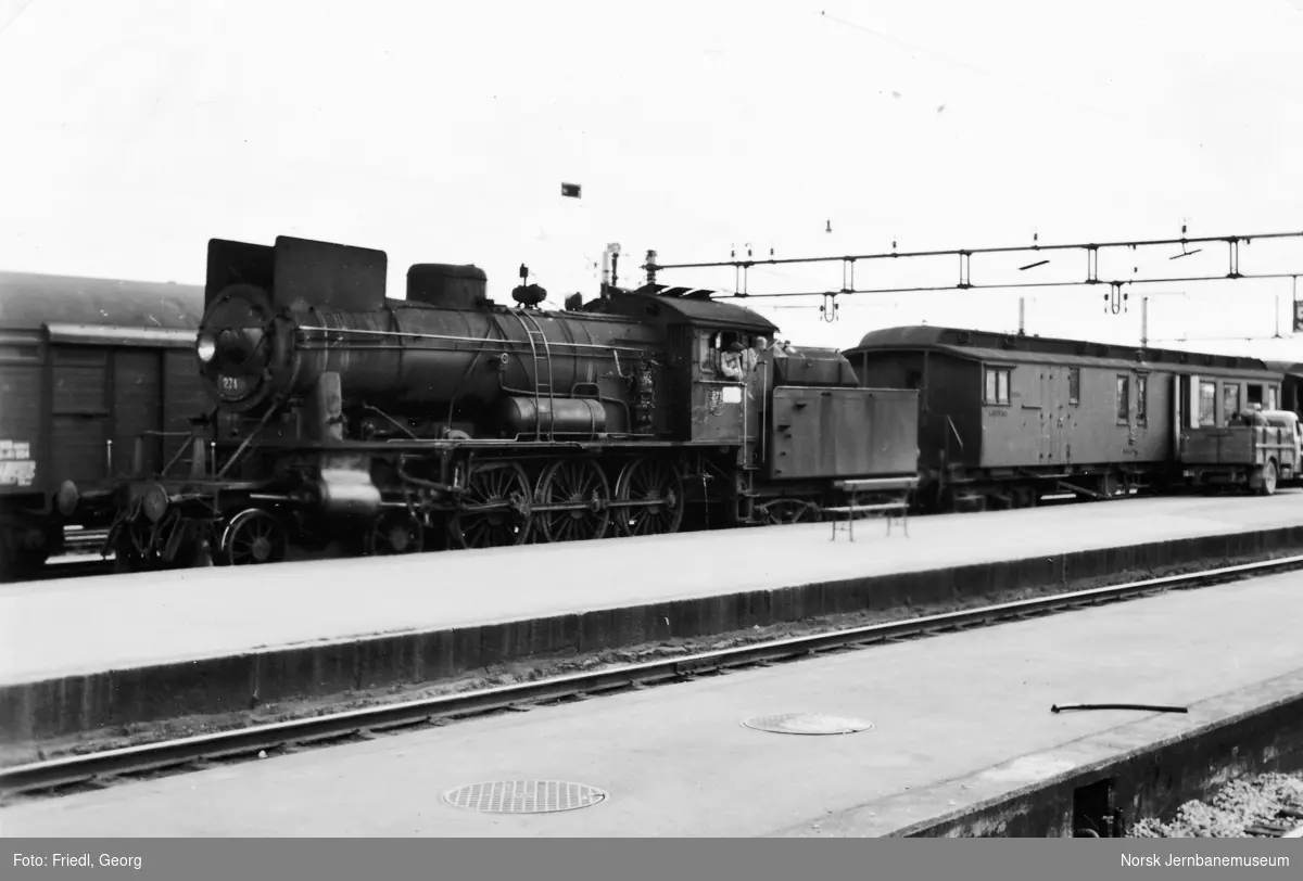 Damplokomotiv type 30a nr. 271 foran persontog fra Lillehammer på Hamar stasjon