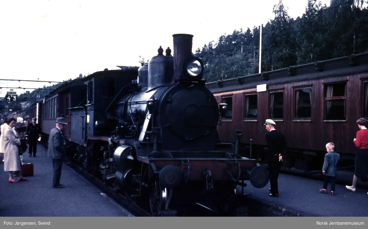 NSB damplok type 21e nr. 203 foran persontog på Nelaug stasjon