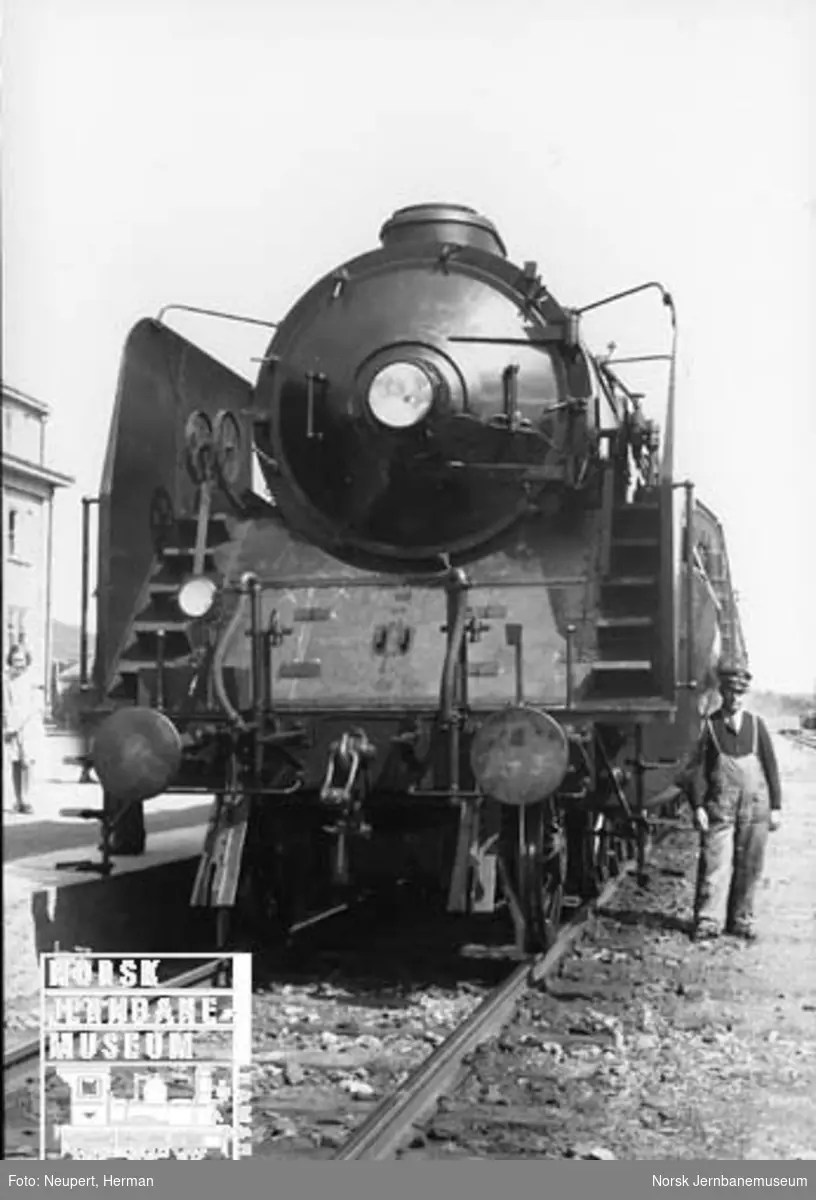 Damplokomotiv type 49a nr. 463 "Dovregubben" fotografert forfra