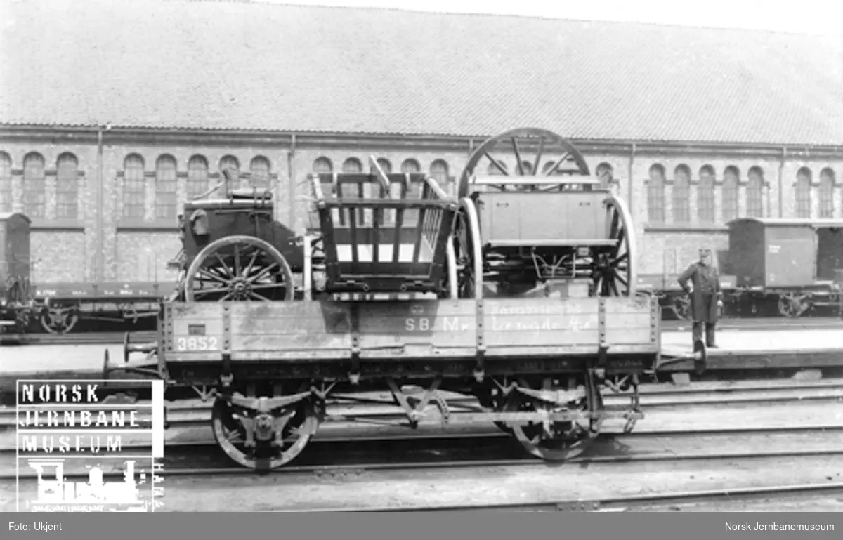 Smaalensbanens vogn litra M nr. 3852 lastet med artillerimateriell; pakkvogn og ammunisjonsvogn. Litra G og N i bakgrunnen