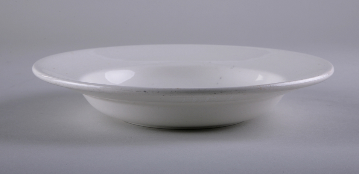 Enkel rund form med bred kant. Glasert keramikk.