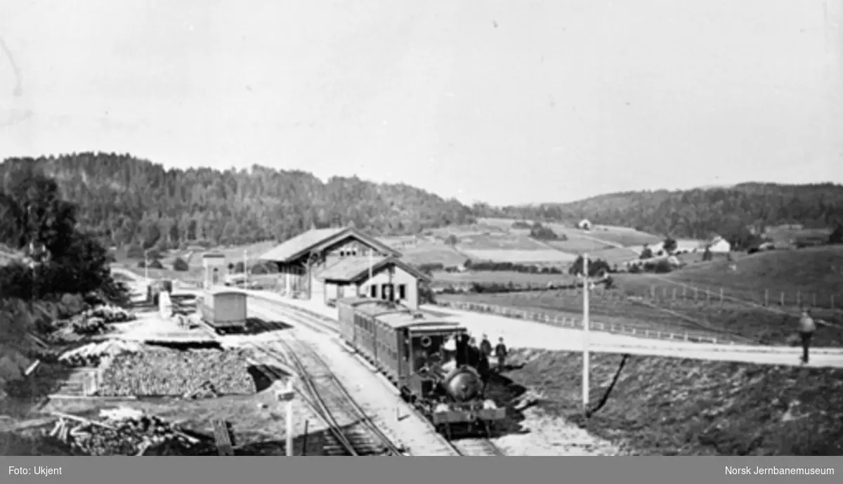 Asker stasjon med persontog trukket av damplokomotiv type IV