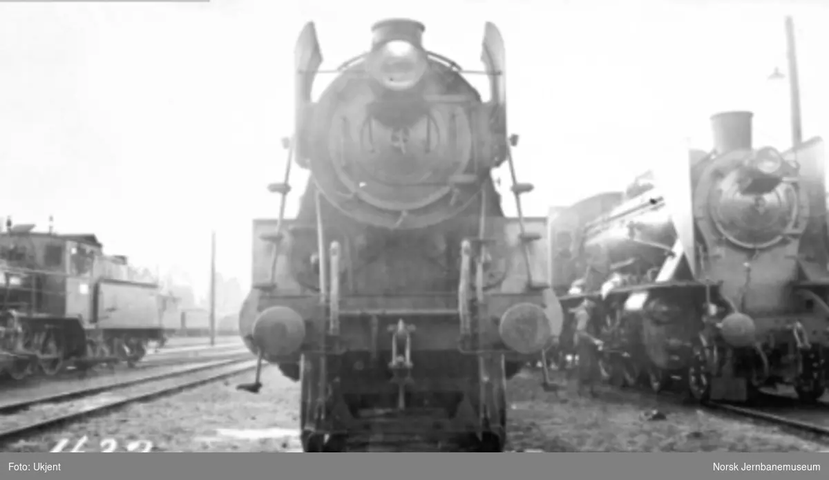 Damplokomotiv type 26c nr. 432 fotografert forfra ved siden av et av lokomotivene av type 45 og type 21b nr. 295 med småtogsutrustning