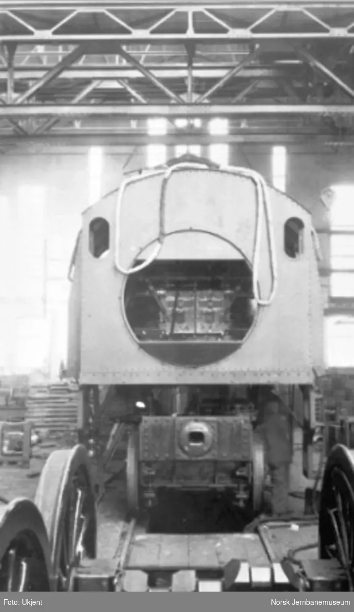 Damplokomotiv type 49a "Dovregubben" under bygging; førerhus sett bakfra