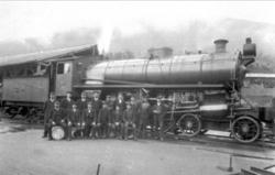 Damplokomotiv type 26a nr. 216 med jernbanefolk oppstilt for