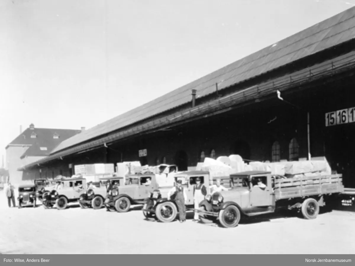 Fem lastebiler fra Statsbanenes automobilavdeling lastes opp utenfor godshuset på Østbanen. Nærmest Ford AA 1928-29