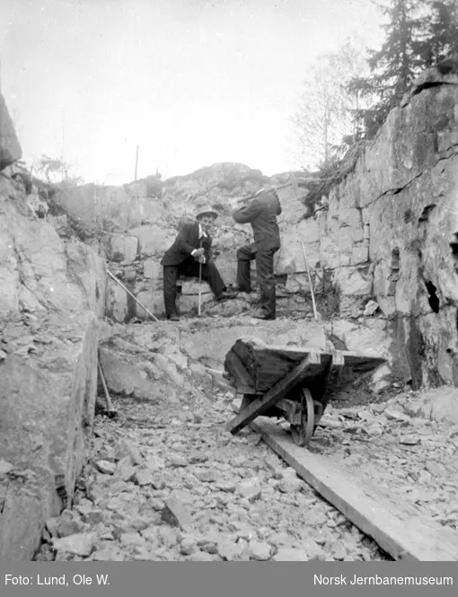 Fra anlegget av Holmestrand-Vittingfossbanen : to anleggsarbeidere i en fjellskjæring ved Kleppan (Leikåsskjæringa?)