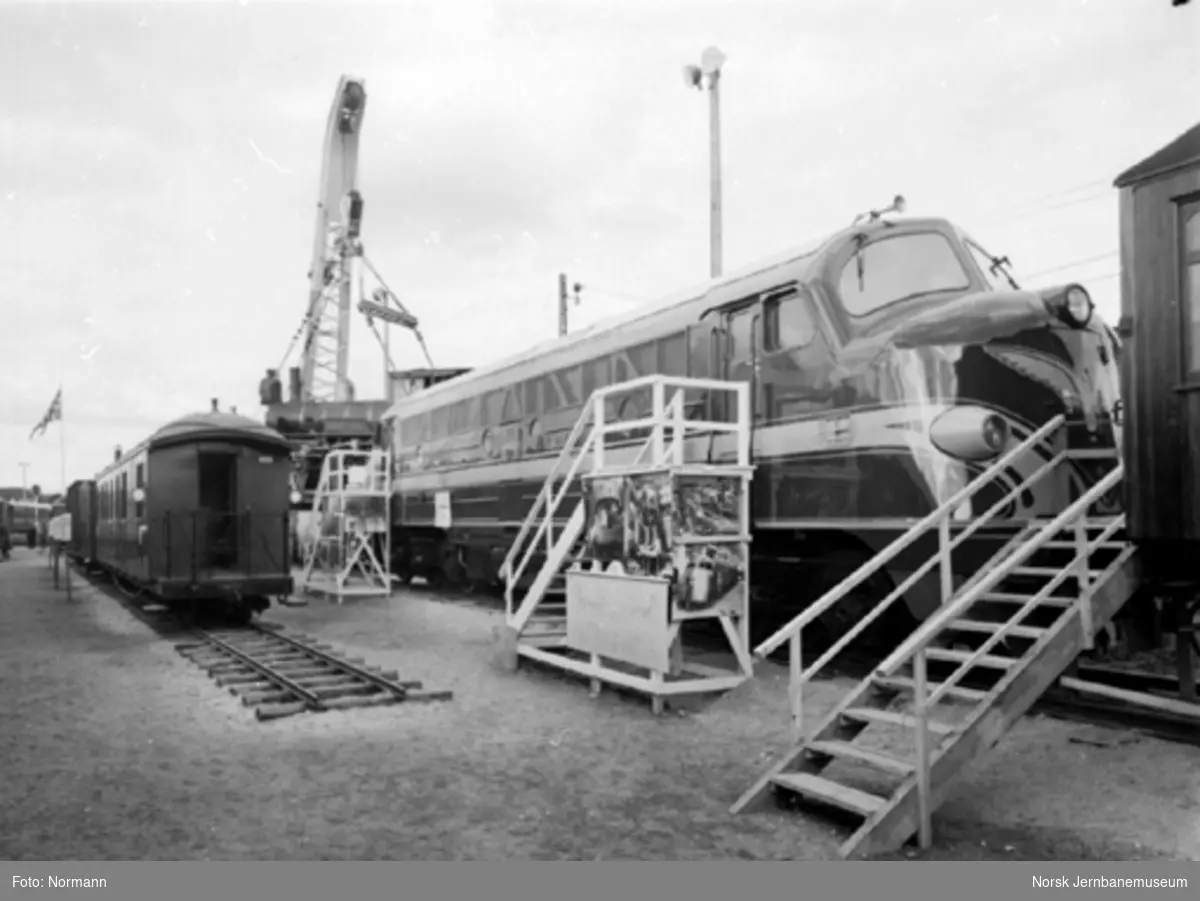 Diesellokomotiv type Di 3 og vogner fra Aurskog - Hølandbanen på NSBs jubileumsutstilling
