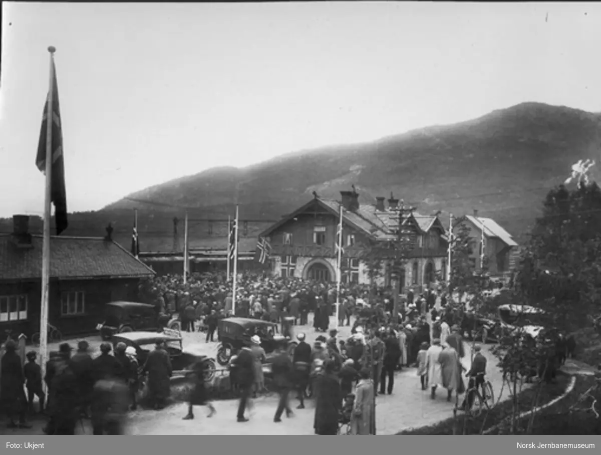 Narvik stasjon pyntet ved festlighetene i anledning banens åpning for elektrisk drift og 20 års-jubileum