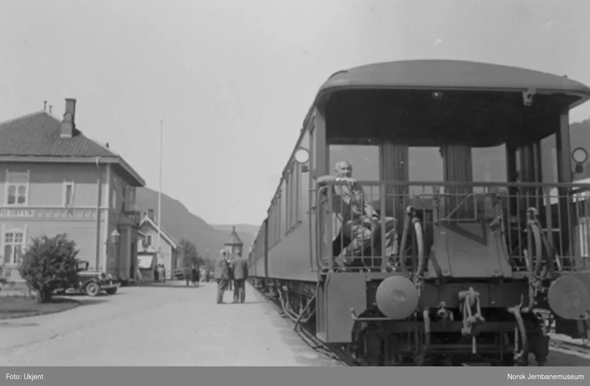 Hovedstyrets salongvogn litra ABo nr. 118 bakerst i persontog på Nesbyen stasjon