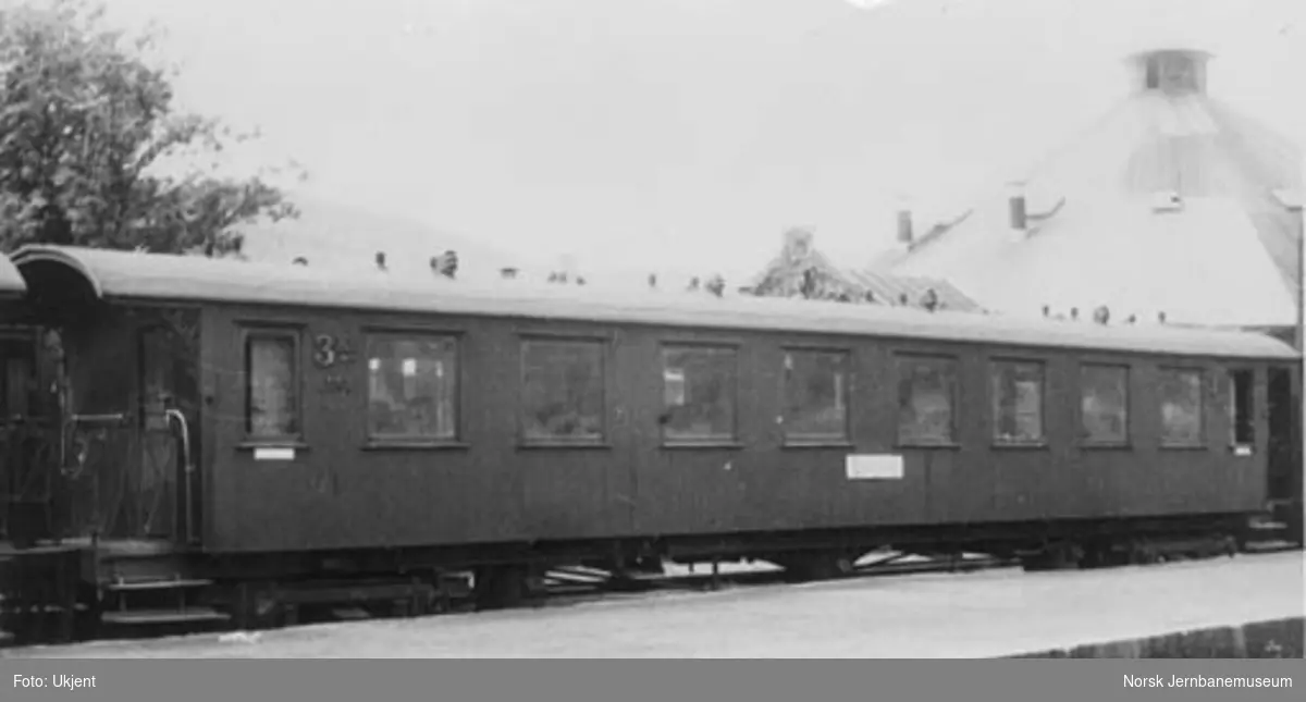 Smalsporet personvogn fra Vestfoldbanen litra Co nr. 2607, skiltet "Larvik"