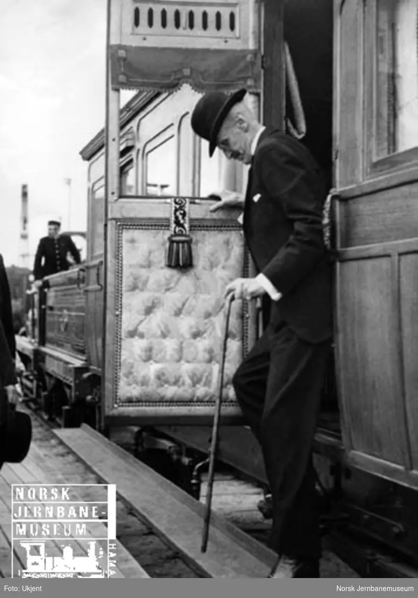 Kong Haakon stiger ut av Kongsvingerbanens kongevogn ved jubileet i 1954