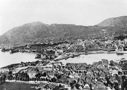 Oversiktsbilde over Bergen med stasjonen
