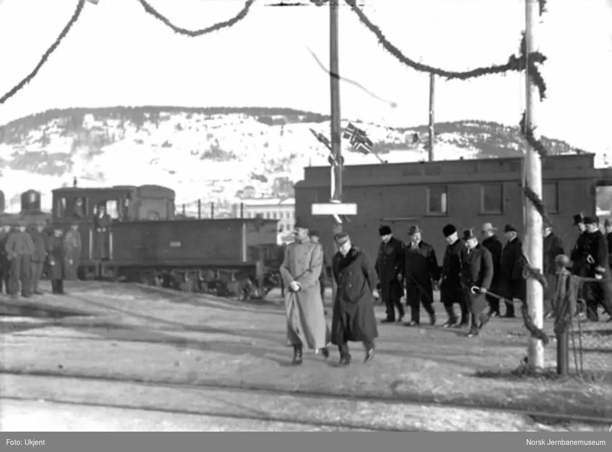 Kong Haakon ankommer Drammen for åpning av den bredsporede Drammenbanen; på vei til åpningen av strekningen Kongsberg-Hjuksebø