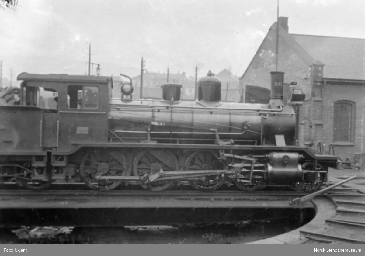 Damplokomotiv type 18c nr. 241 på svingskiven