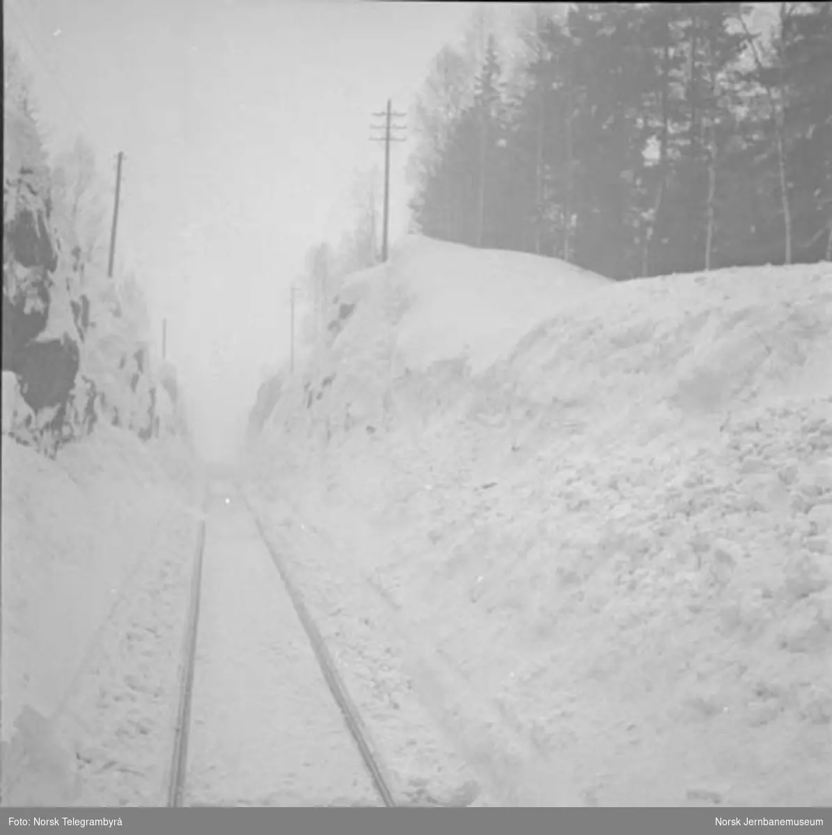 Snørydding på Nelaug og Treungenbanen : rydding av Treungenbanen