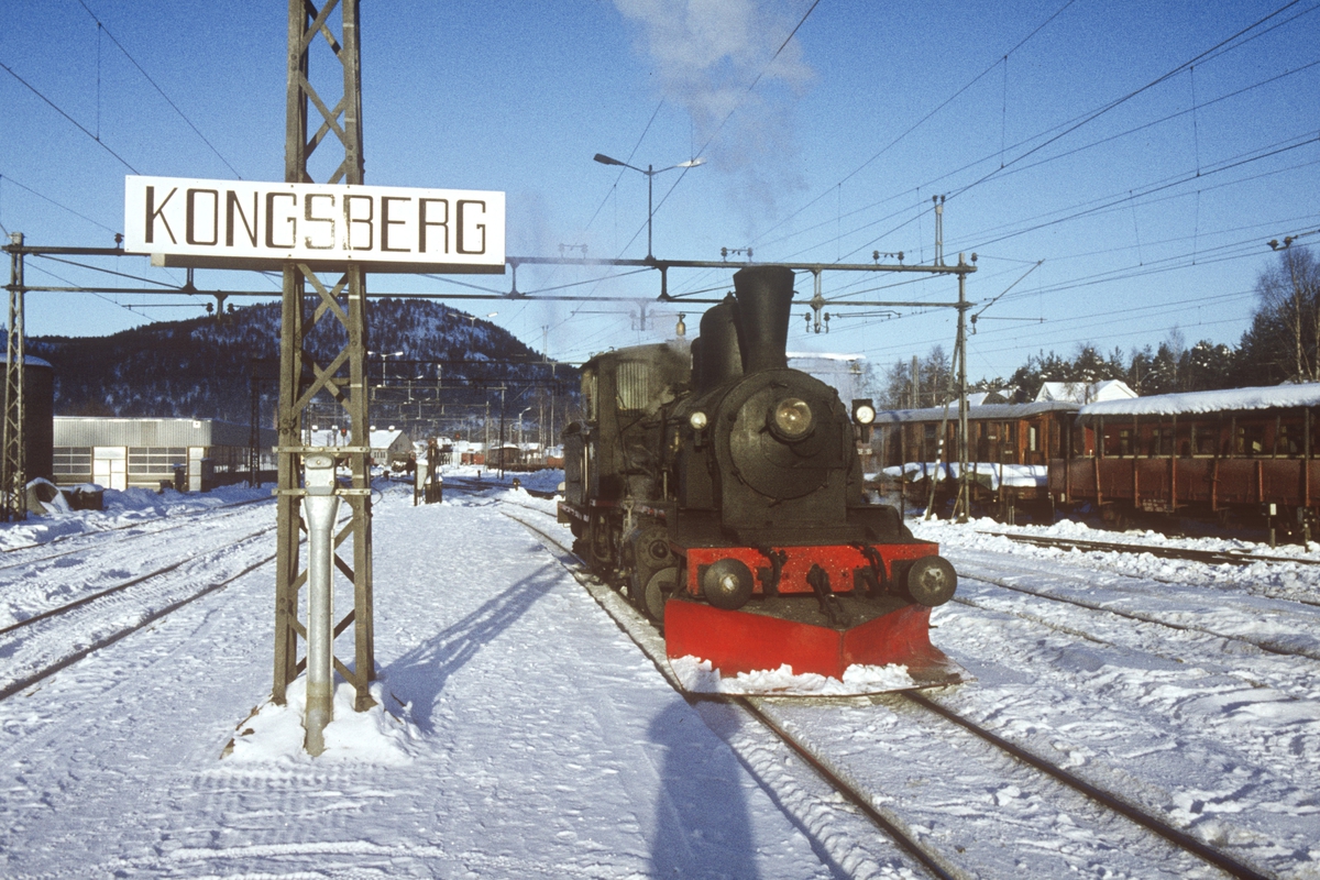 Damplok type 21b på Kongsberg stasjon. Lokomotivet skal kjøre pukktog Kongsberg-Svene-Kongsberg. Dette var NSBs siste tog trukket av damplokomotiv.