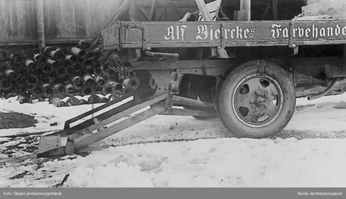 Lasteapparat montert på lastebil tilh. Alf Bjerckes Farvelhandel