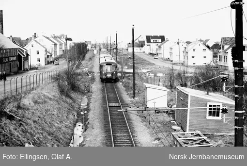 Jærbanens elektrifisering : motorvogntog på linjen sør for Varhaug stasjon