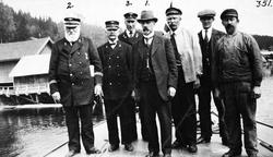 Dampskipet Bægnas mannskap sammen med avdelingsingeniør Saxe