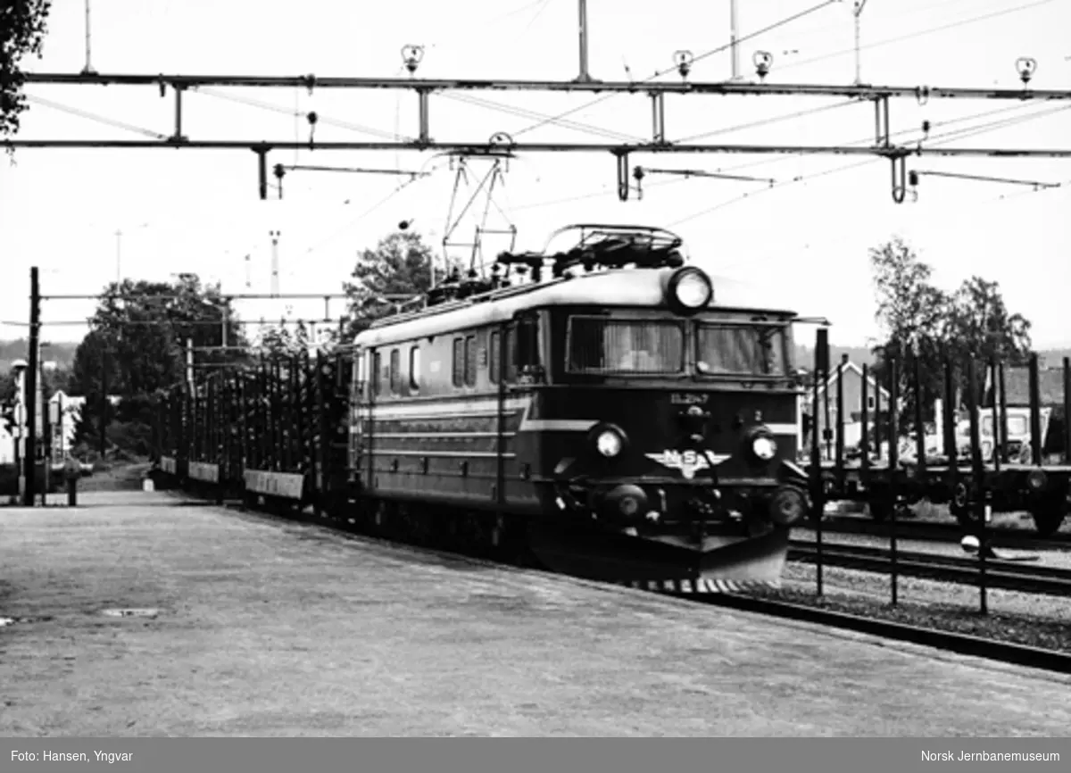 Elektrisk Lokomotiv El 11 2147 Med Godstog Passerer Skarnes Stasjon Norsk Jernbanemuseum 