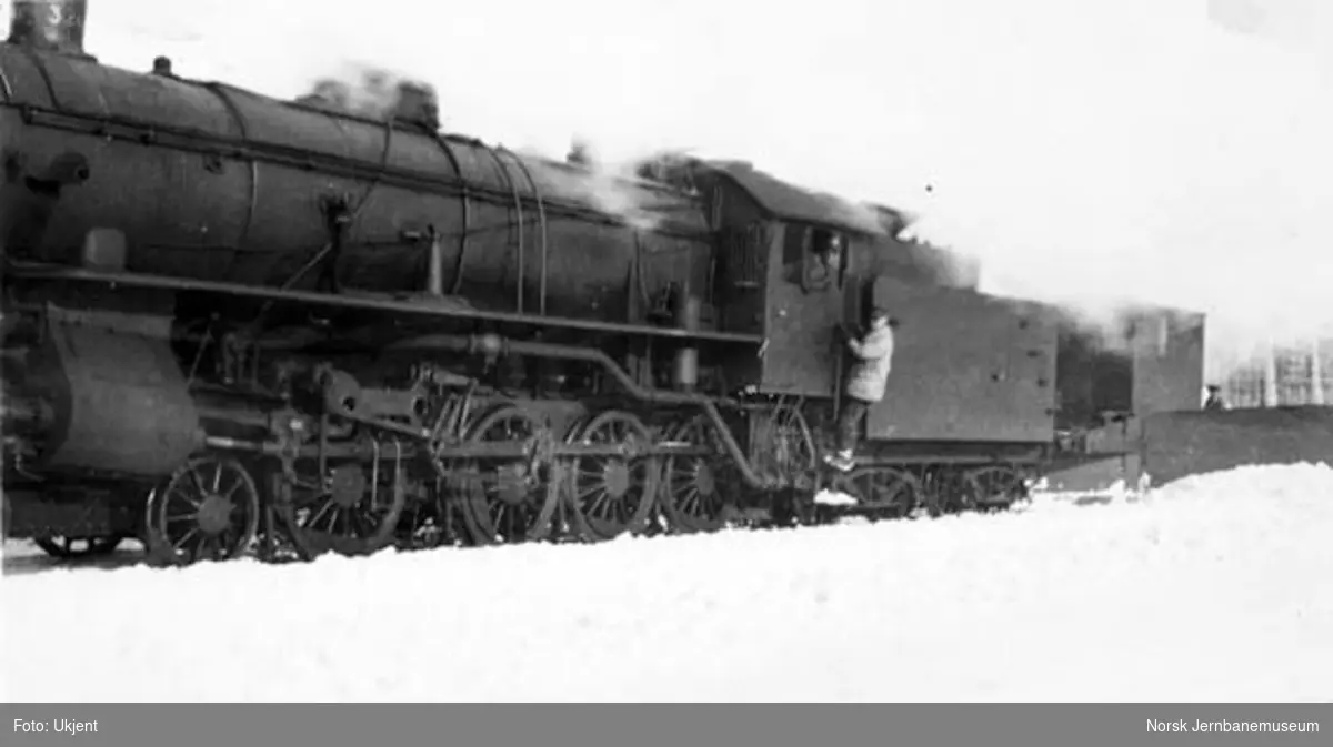 Damplokomotiv type 31a nr. 320 med snøryddingstog