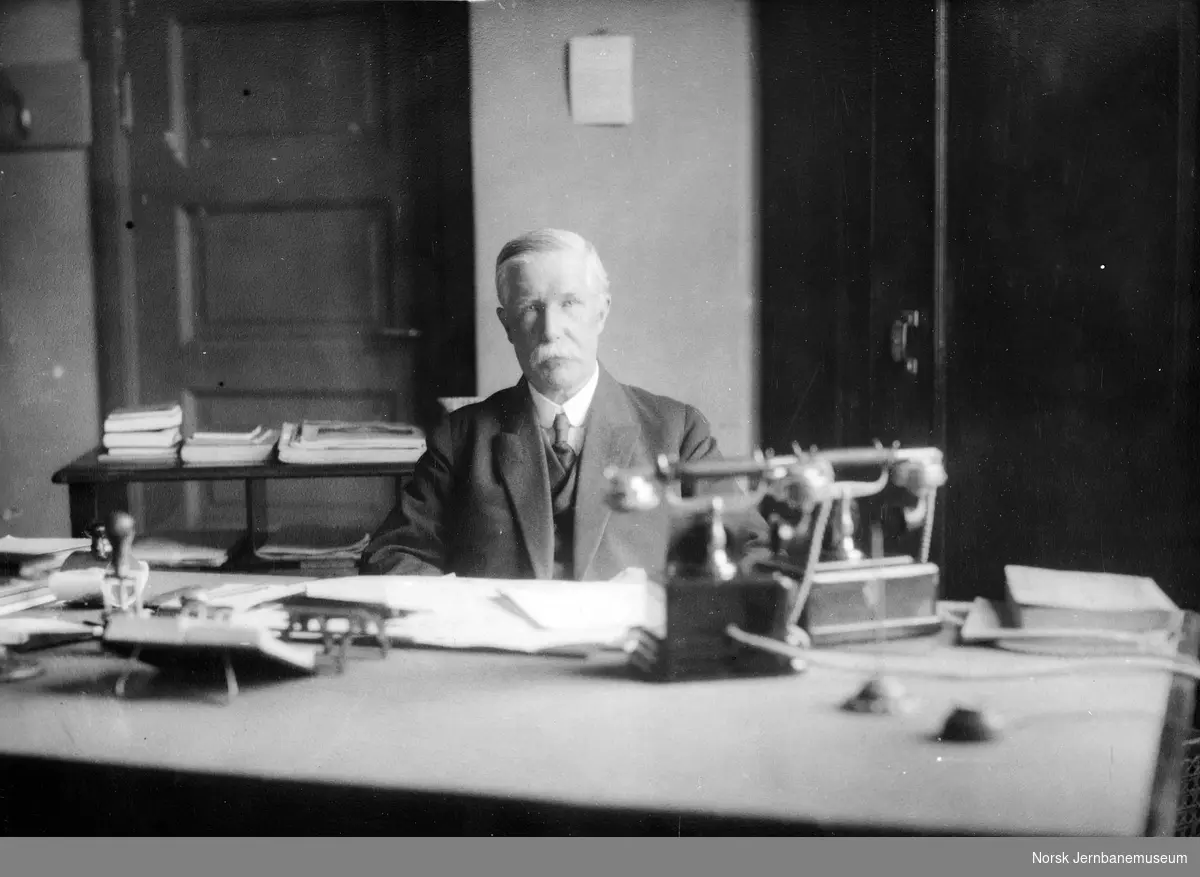 Telegrafinspektør Einar Rasmussen ved sitt skrivebord