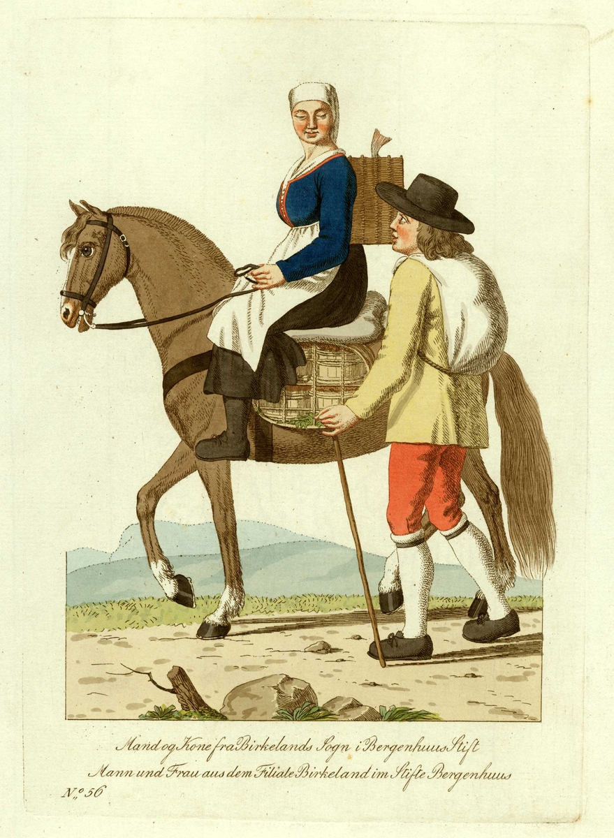 Mann og kone i folkedrakter fra Birkeland, Fana, Bergen på veien, hun til hest med kurv på ryggen, han gående med vandrestav og ryggsekk. Hesten er også utstyrt med sidekurv (kløv?) for transport av trebeholdere.