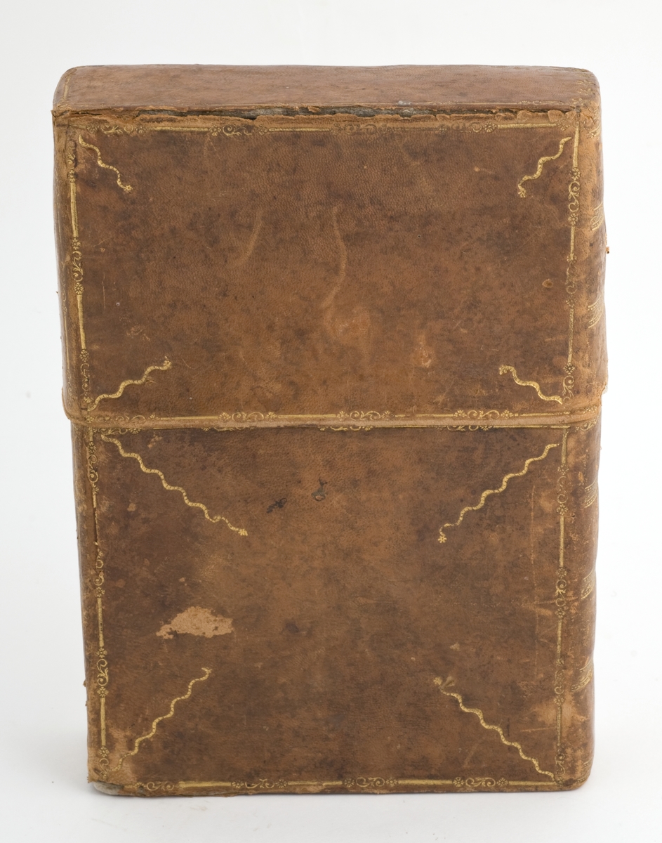 Alterbok med lærbind og sølvsbeslag og todelt futteral av lær og papp/papir.