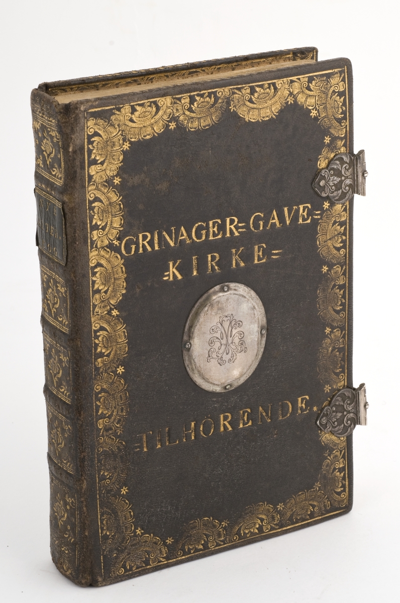 Alterbok med lærbind og sølvsbeslag og todelt futteral av lær og papp/papir.