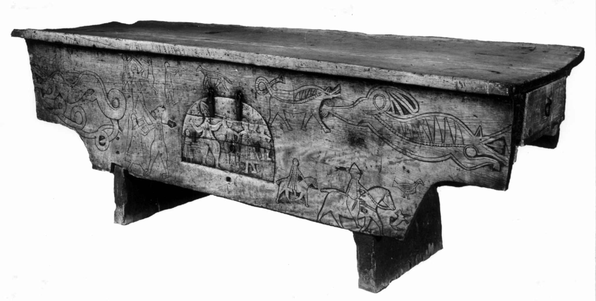 Bordplate og sider til bordet et laget av én tømmerstokk. Bendelene er skåret som formen til innsiden og sikret med dømlinger. Bordet har en frontside  med skurd og rispet dekor med middelalderspreg. Frontsiden har også en bueformet luke med hengsling nedtil. Undersiden er hvert dekket, så eneste inngang er fra luken. Bordet er ubehandlet.